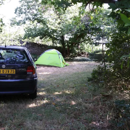 Emplacement - Emplacement Tente, Caravane, Camping-Car, Van Nature Belle Vue, Ombre, Avec Douches Chaudes - image n°6 - Aire naturelle de Camping La Ferme aux Cerisiers