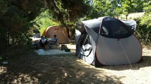 Emplacement - Emplacement Tente, Caravane, Camping-Car, Van Nature Belle Vue, Ombre, Avec Douches Chaudes - image n°3 - Aire naturelle de Camping La Ferme aux Cerisiers