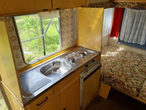 Locatif - Wohnwagen mit Gaskocher und Strom ausgestattet. Stellplatz 4 befindet sich 50m von den Sanitäranlagen entfernt - Aire naturelle de Camping La Ferme aux Cerisiers