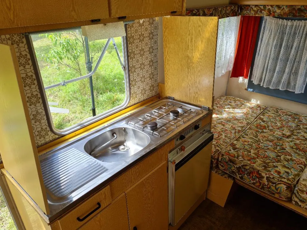 Caravan equipped with gas cooker, and electricity. pitch n ° 4 - 50m from sanitary block