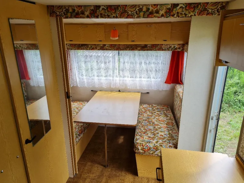 Caravane Équipée De Gazinière, Et Électricité. Emplacement 4 Situé À 50M Des Sanitaires