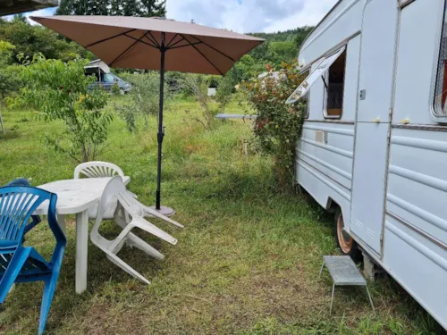 Mietunterkunft - Wohnwagen Mit Gaskocher Und Strom Ausgestattet. Stellplatz 4 Befindet Sich 50M Von Den Sanitäranlagen Entfernt - image n°4 - Aire naturelle de Camping La Ferme aux Cerisiers