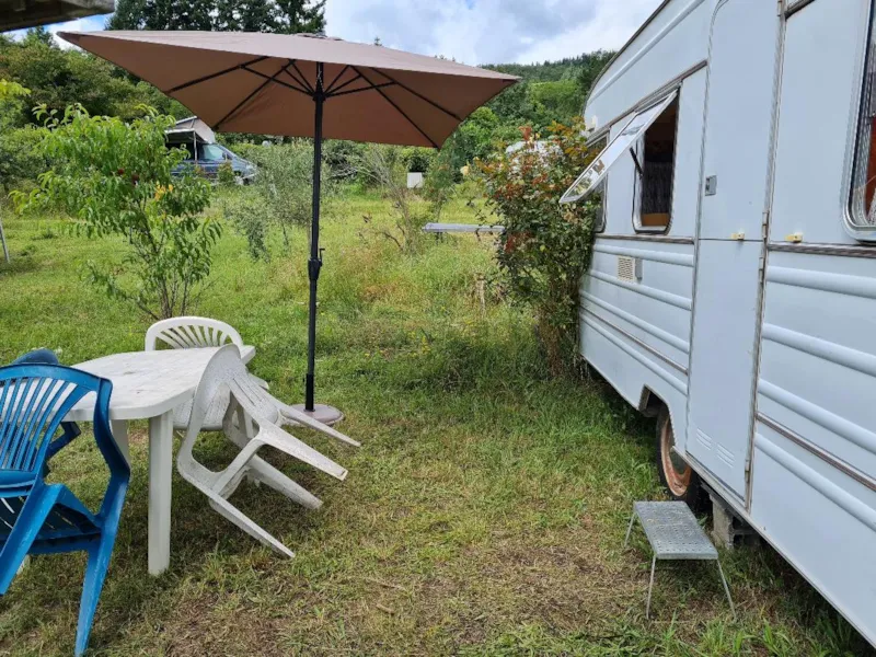 Caravane Équipée De Gazinière, Et Électricité. Emplacement 4 Situé À 50M Des Sanitaires