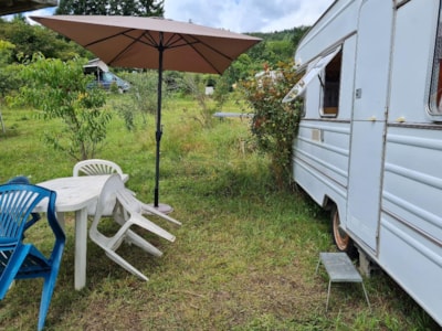 Caravan equipped with gas stove and electricity. Pitch 4 located 50m from sanitary facilities — 4