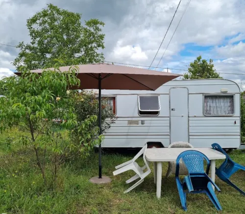 Mietunterkunft - Wohnwagen Mit Gaskocher Und Strom Ausgestattet. Stellplatz 4 Befindet Sich 50M Von Den Sanitäranlagen Entfernt - image n°5 - Aire naturelle de Camping La Ferme aux Cerisiers