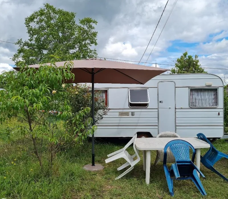 Caravane Équipée De Gazinière, Et Électricité. Emplacement 4 Situé À 50M Des Sanitaires