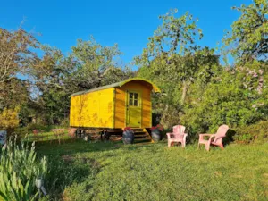 Locatif - 11m² ausgestatteter Wohnwagen mit separatem Elternschlafzimmer + 2 Heizungen und Küchenzeile. - Aire naturelle de Camping La Ferme aux Cerisiers