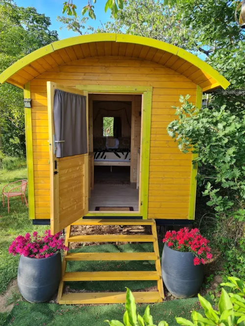 Mietunterkunft - 11M² Ausgestatteter Wohnwagen Mit Separatem Elternschlafzimmer + 2 Heizungen Und Küchenzeile. - image n°2 - Aire naturelle de Camping La Ferme aux Cerisiers