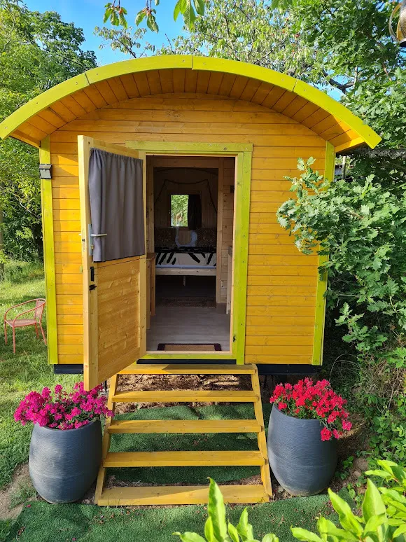 Roulotte 2/4 Personnes 11M² Équipée Chambre Parentale Indépendante + 2 Chauffeuses Et Kitchenette.