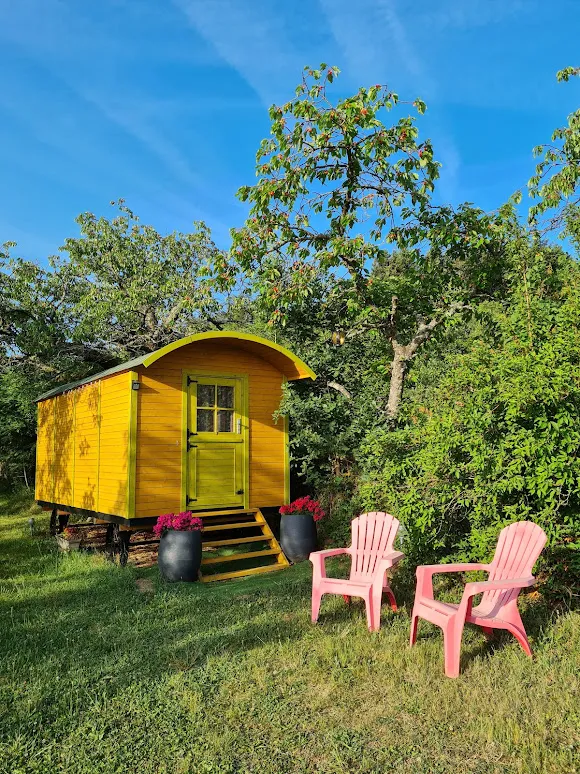 Roulotte 2/4 Personnes 11M² Équipée Chambre Parentale Indépendante + 2 Chauffeuses Et Kitchenette.