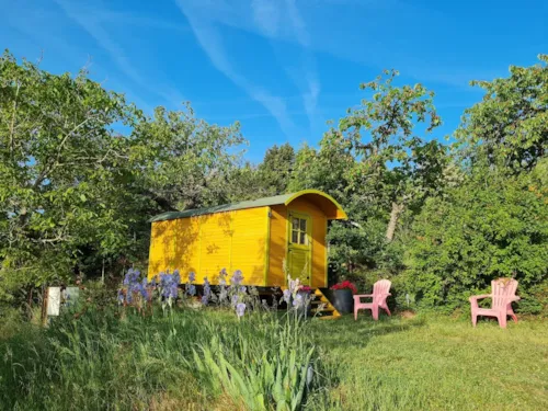 Mietunterkunft - 11M² Ausgestatteter Wohnwagen Mit Separatem Elternschlafzimmer + 2 Heizungen Und Küchenzeile. - image n°4 - Aire naturelle de Camping La Ferme aux Cerisiers