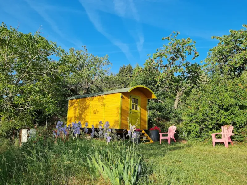 Roulotte 2/4 Personnes 11M² Équipée Chambre Parentale Indépendante + 2 Chauffeuses Et Kitchenette.