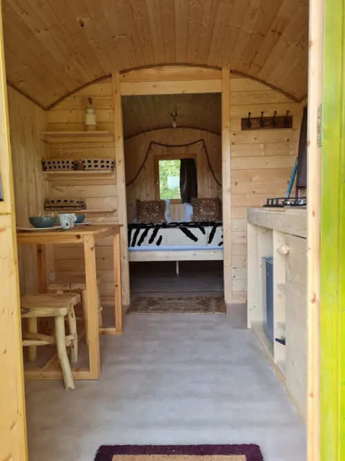 Mietunterkunft - 11M² Ausgestatteter Wohnwagen Mit Separatem Elternschlafzimmer + 2 Heizungen Und Küchenzeile. - image n°5 - Aire naturelle de Camping La Ferme aux Cerisiers