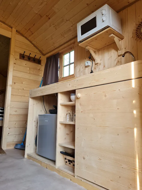 Roulotte 2/4 Personnes 11M² Équipée Chambre Parentale Indépendante + 2 Chauffeuses Et Kitchenette.