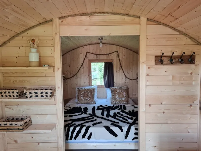 Roulotte 2/4 Personnes 11M² Équipée Chambre Parentale Indépendante + 2 Chauffeuses Et Kitchenette.