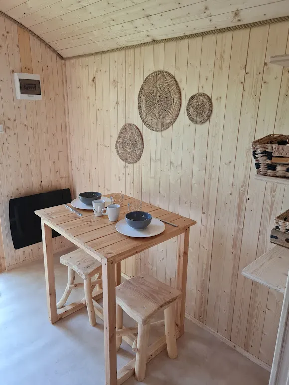 Roulotte 2/4 Personnes 11M² Équipée Chambre Parentale Indépendante + 2 Chauffeuses Et Kitchenette.