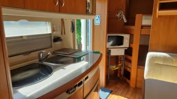 Location - Caravane Équipée De Gazinière, Électricité. Emplacement N°3 À 50M Des Sanitaires Avec Toilettes - Aire naturelle de Camping La Ferme aux Cerisiers