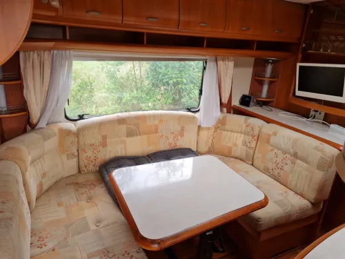 Mietunterkunft - Wohnwagen -Herd, Strom Ausgestattet. Location 3 50M Sanitär Mit Toiletten , Warme Duschen, Geschirrs - image n°2 - Aire naturelle de Camping La Ferme aux Cerisiers
