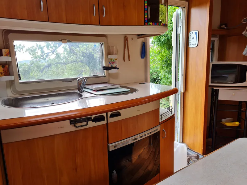 Caravane Équipée De Gazinière, Électricité. Emplacement N°3 À 50M Des Sanitaires Avec Toilettes