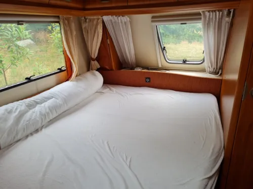 Mietunterkunft - Wohnwagen -Herd, Strom Ausgestattet. Location 3 50M Sanitär Mit Toiletten , Warme Duschen, Geschirrs - image n°4 - Aire naturelle de Camping La Ferme aux Cerisiers