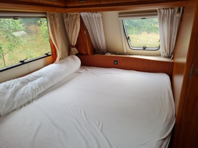 equipped caravan stove , and electricity. Location 3 located 50m with sanitary toilets , hot showers — 4