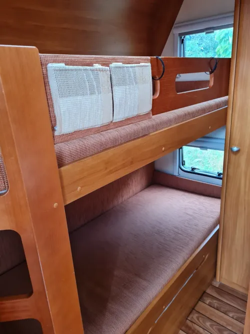 Mietunterkunft - Wohnwagen -Herd, Strom Ausgestattet. Location 3 50M Sanitär Mit Toiletten , Warme Duschen, Geschirrs - image n°5 - Aire naturelle de Camping La Ferme aux Cerisiers