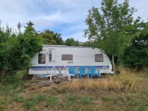 Locatif - Wohnwagen -Herd, Strom ausgestattet. Location 3 50m Sanitär mit Toiletten , warme Duschen, Geschirrs - Aire naturelle de Camping La Ferme aux Cerisiers
