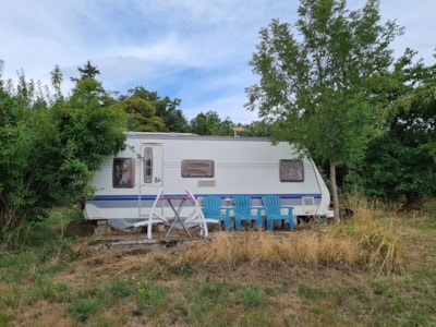 equipped caravan stove , and electricity. Location 3 located 50m with sanitary toilets , hot showers — 1