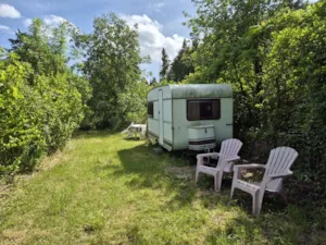 Locatif - Wohnwagen -Herd, Strom ausgestattet. Location 7 50m Sanitär mit Toiletten , warme Duschen, Geschirrspülen und Wanne gelegen . keine unmittelbaren Nachbarn . St. Extra . - Aire naturelle de Camping La Ferme aux Cerisiers