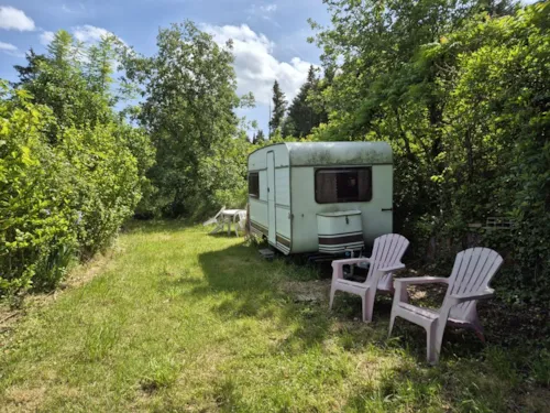 Mietunterkunft - Wohnwagen -Herd, Strom Ausgestattet. Location 7 50M Sanitär Mit Toiletten , Warme Duschen, Geschirrspülen Und Wanne Gelegen . Keine Unmittelbaren Nachbarn . St. Extra . - image n°1 - Aire naturelle de Camping La Ferme aux Cerisiers