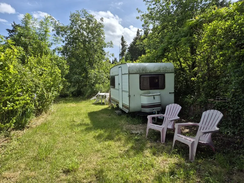 Caravane Équipée De Gazinière, Et Électricité. Emplacement N°7 Situé À 50M Des Sanitaires Avec Toilettes, Douches Chaudes, Bac À Vaisselle Et Lavabos. Pas De Voisinage Proche. Draps En Suppl.