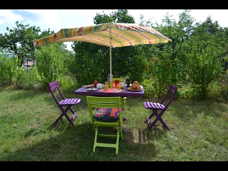 Caravane Équipée De Gazinière, Et Électricité. Emplacement N°7 Situé À 50M Des Sanitaires Avec Toilettes, Douches Chaudes, Bac À Vaisselle Et Lavabos. Pas De Voisinage Proche. Draps En Suppl.