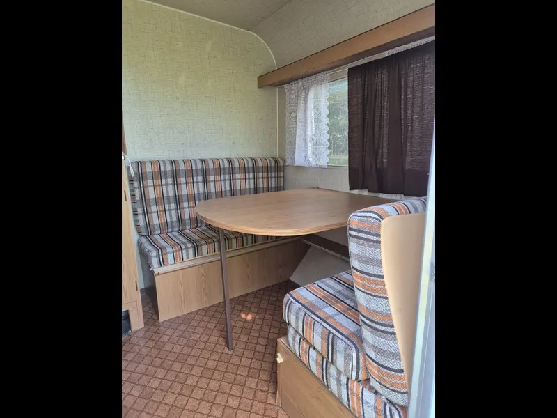 Caravane Équipée De Gazinière, Et Électricité. Emplacement N°7 Situé À 50M Des Sanitaires Avec Toilettes, Douches Chaudes, Bac À Vaisselle Et Lavabos. Pas De Voisinage Proche. Draps En Suppl.