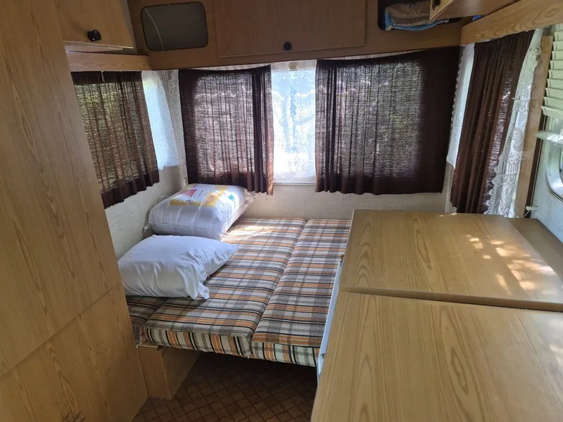 Caravane Équipée De Gazinière, Et Électricité. Emplacement N°7 Situé À 50M Des Sanitaires Avec Toilettes, Douches Chaudes, Bac À Vaisselle Et Lavabos. Pas De Voisinage Proche. Draps En Suppl.