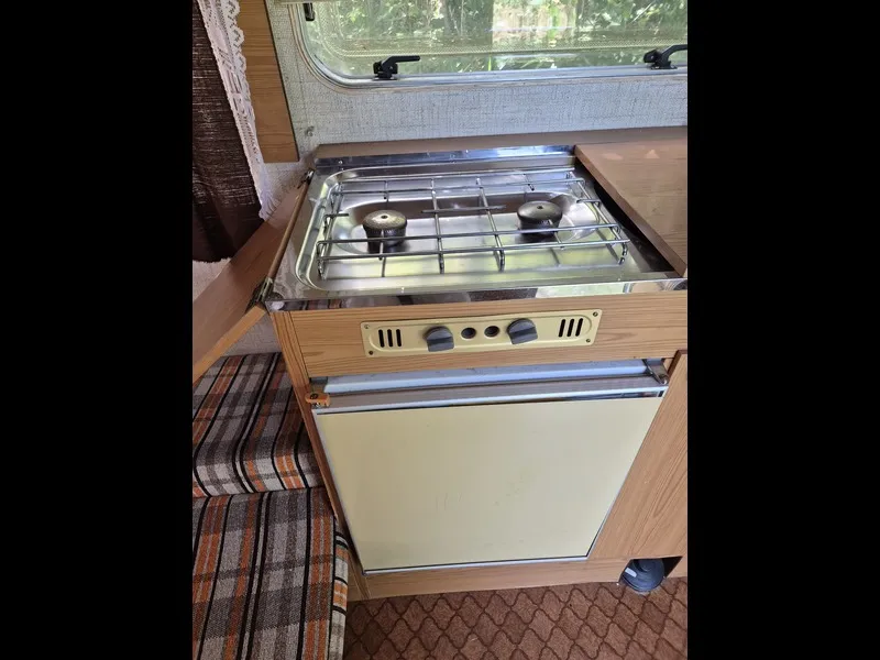 Caravane Équipée De Gazinière, Et Électricité. Emplacement N°7 Situé À 50M Des Sanitaires Avec Toilettes, Douches Chaudes, Bac À Vaisselle Et Lavabos. Pas De Voisinage Proche. Draps En Suppl.