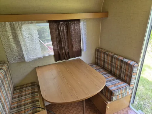 Mietunterkunft - Wohnwagen -Herd, Strom Ausgestattet. Location 7 50M Sanitär Mit Toiletten , Warme Duschen, Geschirrspülen Und Wanne Gelegen . Keine Unmittelbaren Nachbarn . St. Extra . - image n°6 - Aire naturelle de Camping La Ferme aux Cerisiers