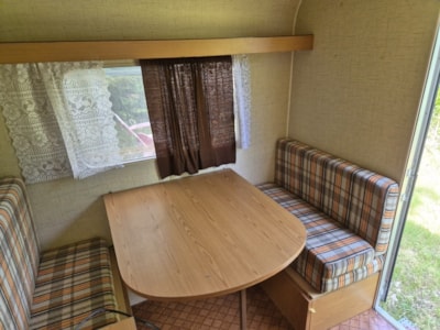 equipped caravan stove , and electricity. Location 7 located 50m with sanitary toilets , hot showers , dishwashing sinks and tub . no close neighbors . Sheets extra. — 6