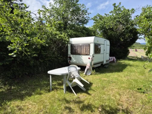Mietunterkunft - Wohnwagen -Herd, Strom Ausgestattet. Location 7 50M Sanitär Mit Toiletten , Warme Duschen, Geschirrspülen Und Wanne Gelegen . Keine Unmittelbaren Nachbarn . St. Extra . - image n°7 - Aire naturelle de Camping La Ferme aux Cerisiers