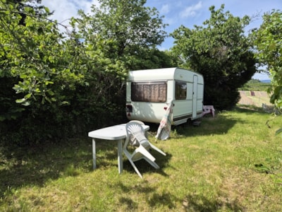 equipped caravan stove , and electricity. Location 7 located 50m with sanitary toilets , hot showers , dishwashing sinks and tub . no close neighbors . Sheets extra. — 7
