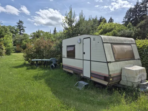 Mietunterkunft - Wohnwagen Mit Strom Ausgestattet, Kein Gasherd. Stellplatz Nr. 6 Liegt 50 M Von Den Sanitäranlagen - image n°2 - Aire naturelle de Camping La Ferme aux Cerisiers