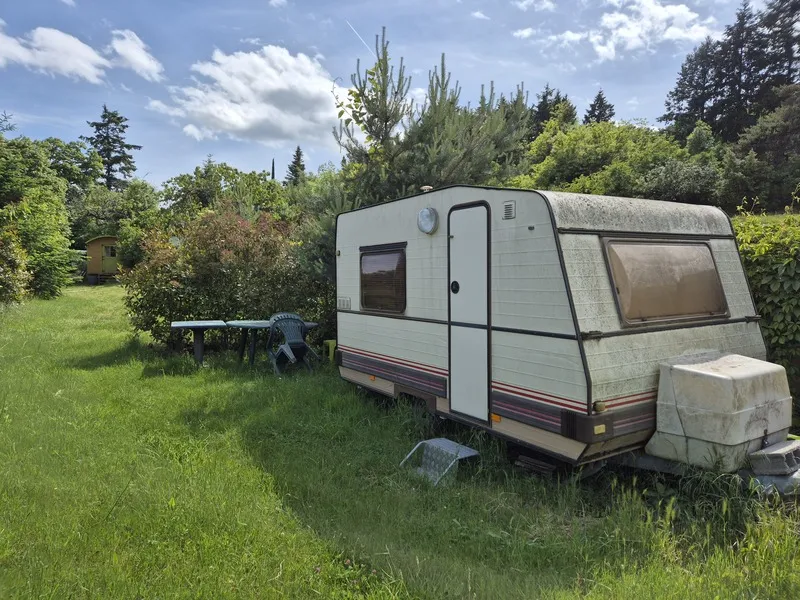 Caravane Équipée D'électricité, Pas De Gazinière. Emplacement N°6 Situé À 50M Des Sanitaires Avec To