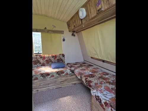 Mietunterkunft - Wohnwagen Mit Strom Ausgestattet, Kein Gasherd. Stellplatz Nr. 6 Liegt 50 M Von Den Sanitäranlagen - image n°3 - Aire naturelle de Camping La Ferme aux Cerisiers