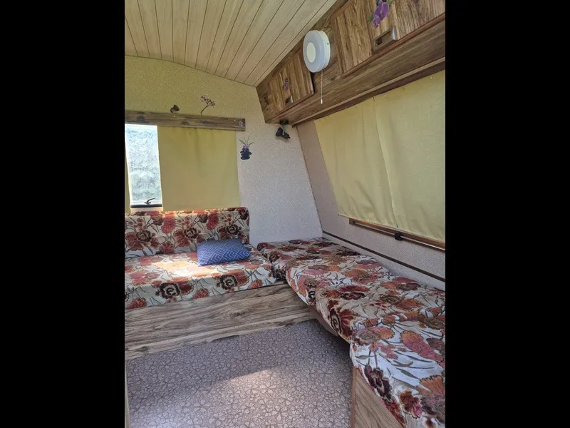 Caravane Équipée D'électricité, Pas De Gazinière. Emplacement N°6 Situé À 50M Des Sanitaires Avec To