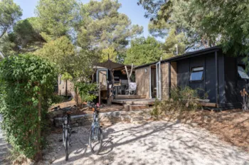 Mietunterkunft - Cabanon Tribu 10 Places/ 4 Ch / Tv / Clim / Terrasse Commune Et Cuisine D'été - Camping  L'Hermitage