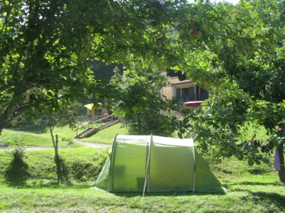Parcela : Coche + Tienda O Caravana