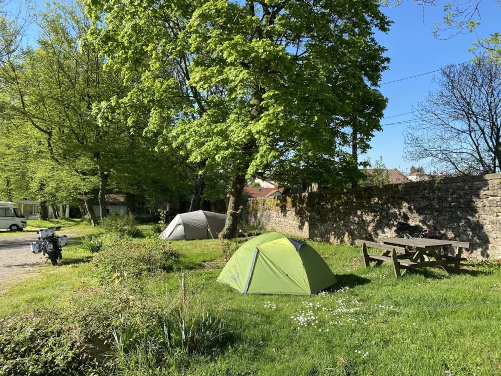 Emplacement - Tente Forfait 2 Personnes (Elec 10A, Sanitaires) - Domaine du Château - Epinal