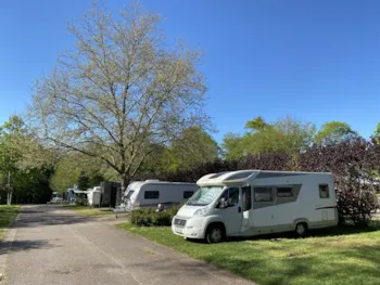 Emplacement - Camping-Car Forfait Confort 2 Personnes (Elec 10A, Sanitaires) - Domaine du Château - Epinal
