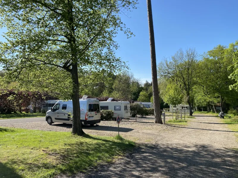 Camping-Car Forfait Confort 2 Personnes (Elec 10A, Sanitaires)