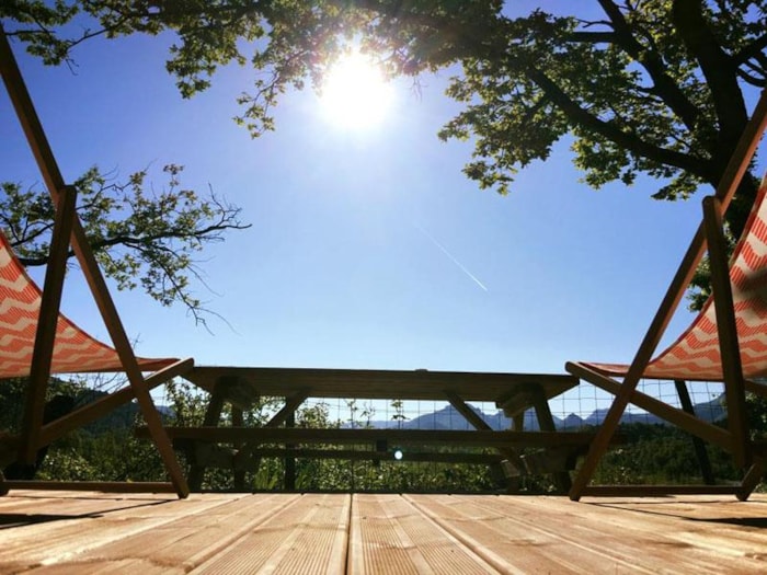 Cabane Trappeur Surplombant La Rivière Avec Vue Sur Les Montagnes