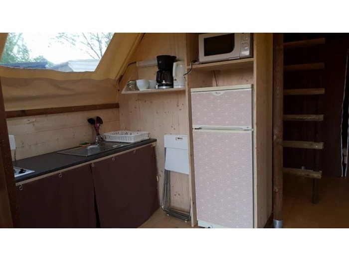 Cabane Trappeur Surplombant La Rivière Avec Vue Sur Les Montagnes